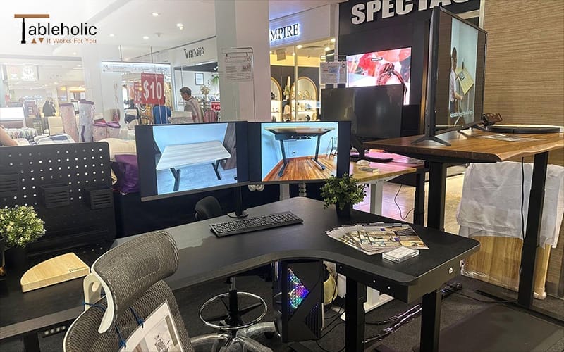 Ergonomic gaming setup display in a mall