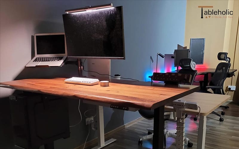 Gaming setup with the monitors on a mount