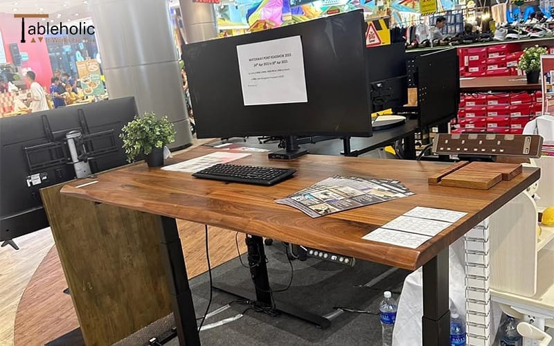 Standing desk which provides an ergonomic workspace solution